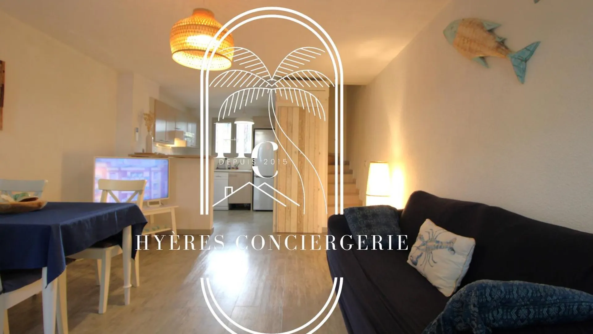 Appartement Triplex Le Port d'Hyères-400m-CLIM/WIFI/PARKING 0*,  France